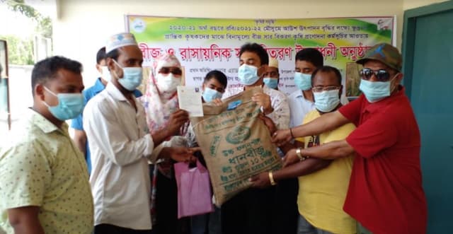 ইন্দুরকানীতে চাষীদের মাঝে বিনা মুল্যে সার-বীজ বিতরণ