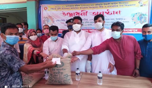 হিলিতে চাষীদের মাঝে প্রণোদনা বিতরণ