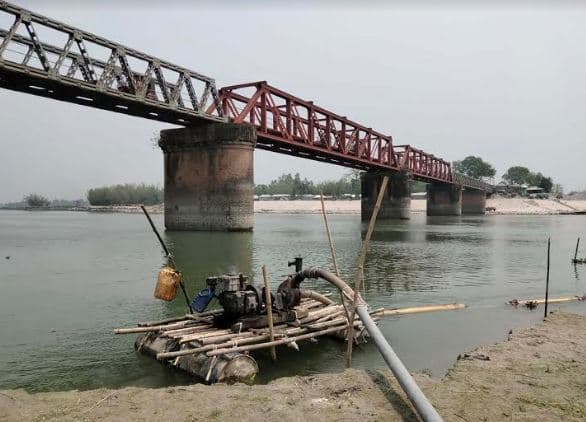 অবৈধ ড্রেজার দিয়ে বালু তুলে সেতু রক্ষা বাঁধ নির্মাণ