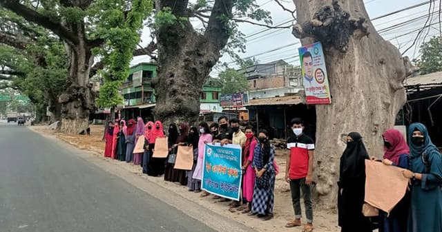 ঝিনাইদহে রাস্তা নির্মাণের দাবিতে মানববন্ধন