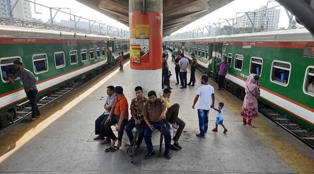 ধর্মঘট প্রত্যাহার ট্রেন চলাচল শুরু