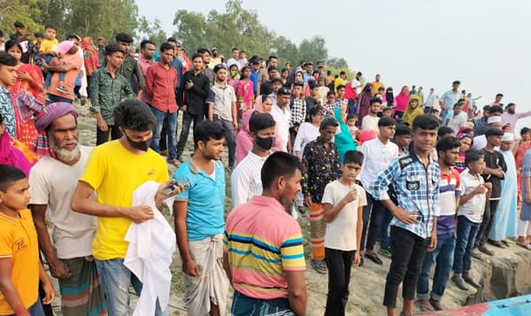 ঈদের আনন্দে যমুনার পাড়ে দর্শনার্থীদের ঢল