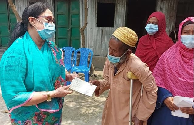 ইসলামপুরে অনুদানের চেক বিতরণ
