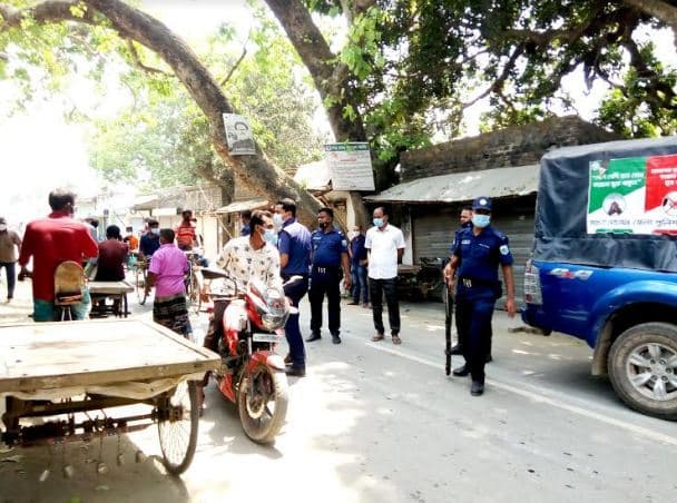 লকডাউনে আত্রাইয়ের রাস্তায় রাস্তায় পুলিশ চেকপোস্ট