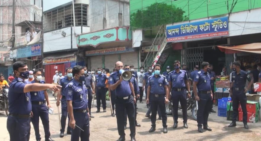 উল্লাপাড়ায় লকডাউন কার্যকর করতে মাঠে পুলিশ