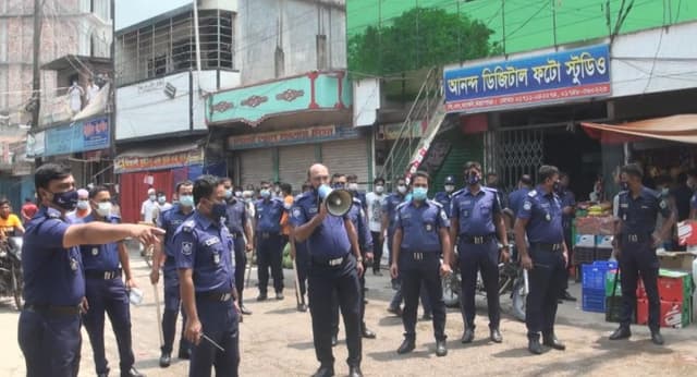 উল্লাপাড়ায় লকডাউন কার্যকর করতে মাঠে পুলিশ