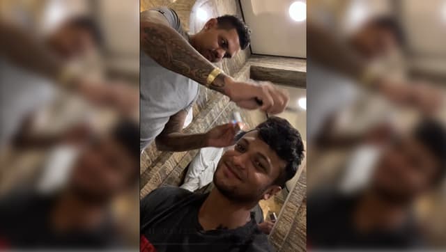 সাকিবের চুল কেটে দিলেন সুনীল নারাইন! (ভিডিও)
