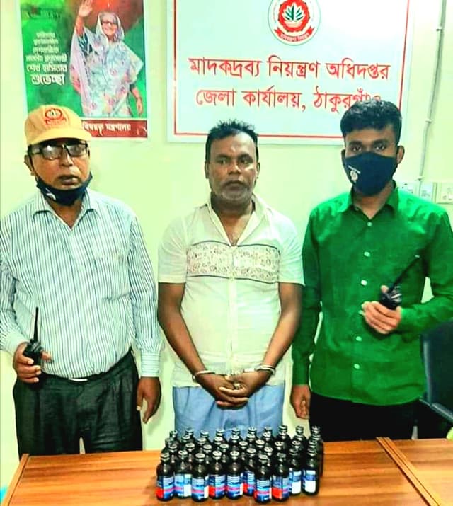 ঠাকুরগাঁওয়ে ৪০ বোতল ফেন্সিডিল সহ ১ মাদক ব্যবসায়ী আটক