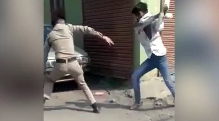 পুলিশের লাঠি ছিনিয়ে পুলিশকেই মারধর !