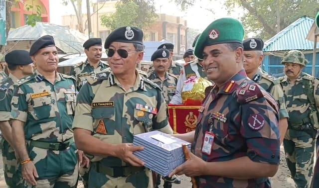 হিলি সীমান্তে বিএসএফ'র মহাপরিচালক ডক্টর এসএল থাউসেন