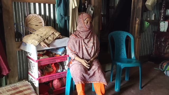 কলাপাড়ায় বিয়ের দাবিতে স্কুল শিক্ষকের বাড়িতে প্রেমিকার অবস্থান।