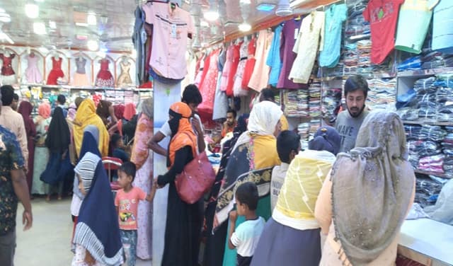 জমে উঠেছে হিলি সীমান্তের ঈদ বাজার