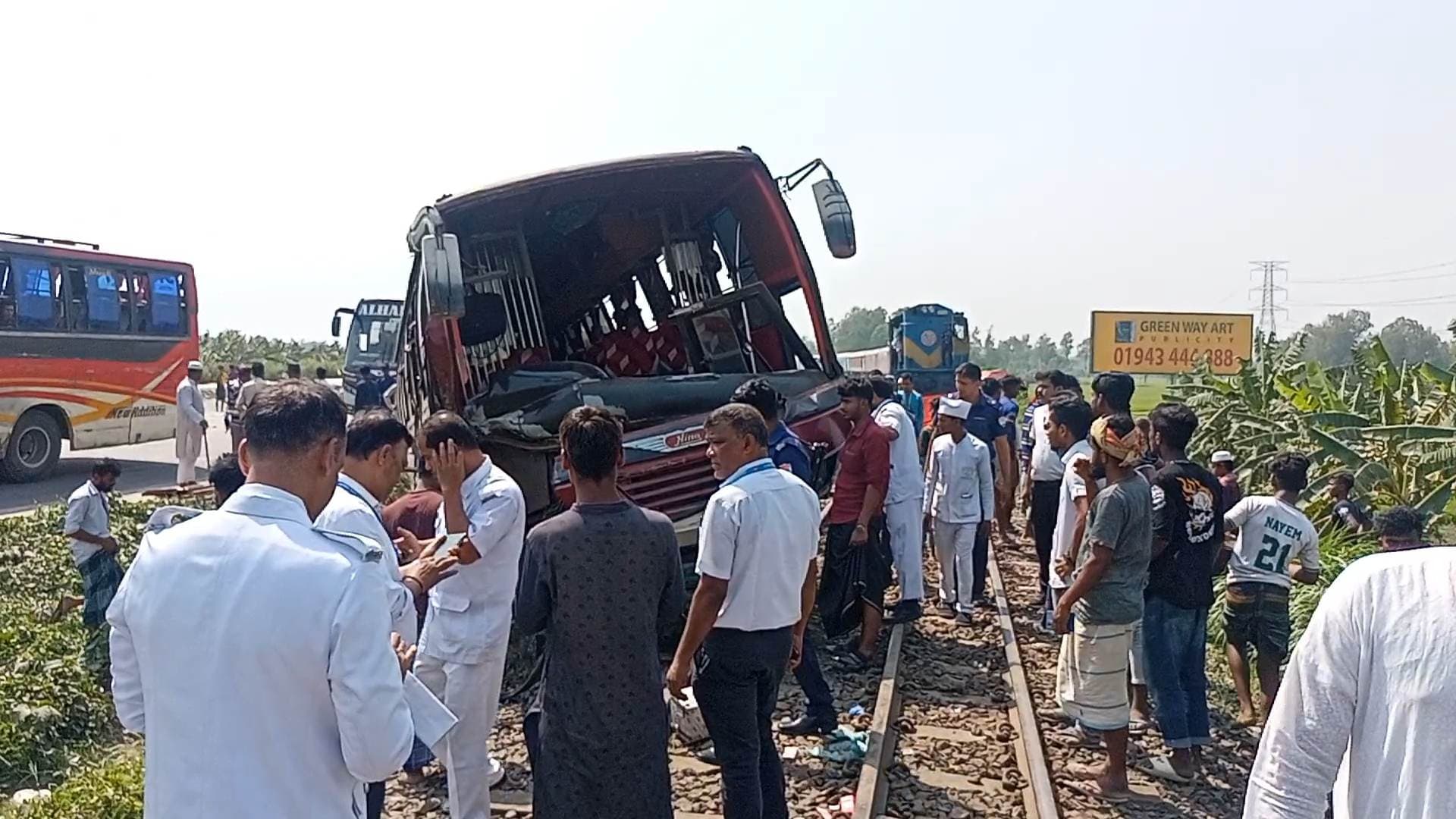 ট্রেন লাই‌নের উপরে যাত্রীবা‌হি বাস; আহত ১০জন