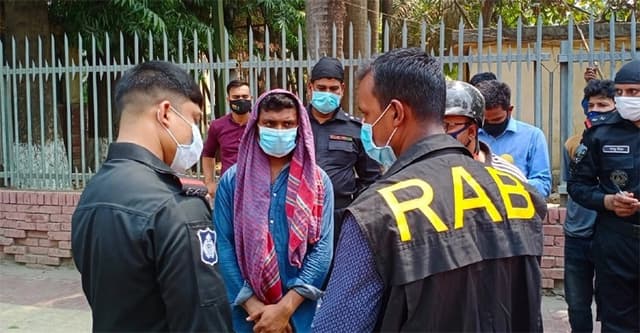 মাস্কের বদলে গামছা মুখে, জরিমানা গুনলেন ৩০০