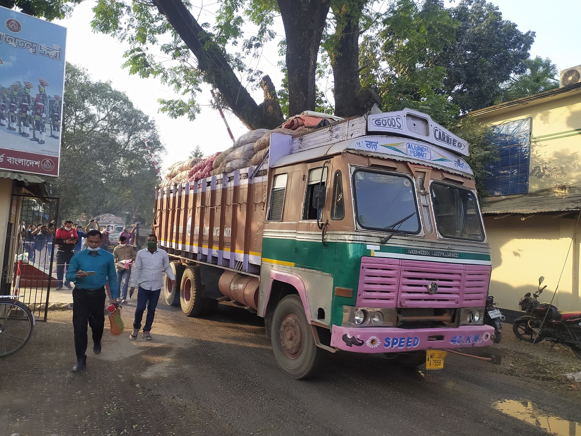 লকডাউনে সচল রয়েছে হিলি স্থলবন্দরের আমদানি রফতানি