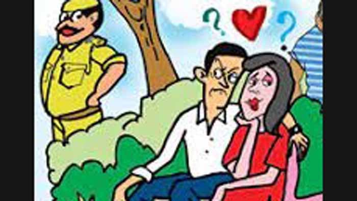 পার্কে প্রেমিক-প্রেমিকার সাথে দুর্ব্যবহার করে ফেঁসে গেল পুলিশ