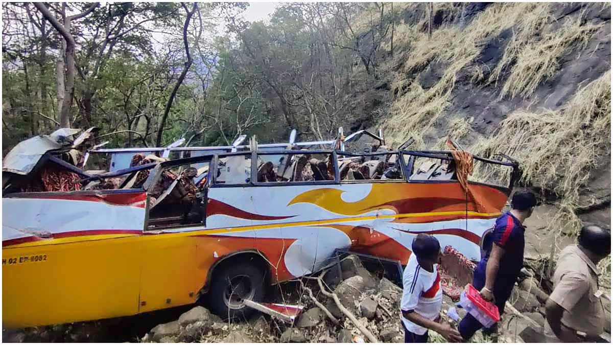 ভারতে গিরিখাতে বাস পড়ে নিহত ১২