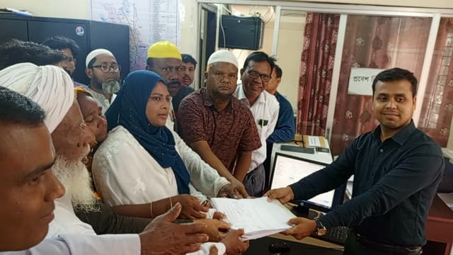 হাতীবান্ধায় স্বামী স্ত্রীসহ  উপজেলা নির্বাচনের মনোনয়ন জমা দিলেন ৫ চেয়ারম্যান প্রার্থী