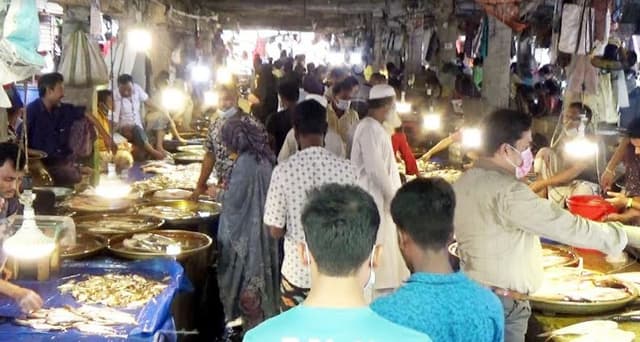 নওগাঁয় কঠোর লকডাউনেও বেড়েছে চলাচল