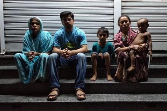 রাস্তায় রাত কাটানো পরিবারের পাশে পুলিশ