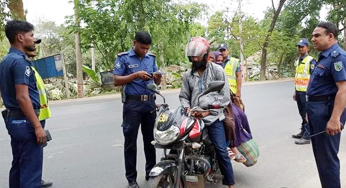 ঈদে সড়কে ভোগান্তি রোধে তৎপর আহলাদীপুর হাইওয়ে পুলিশ