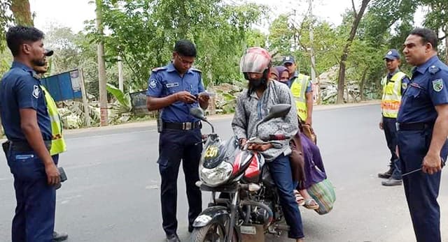 ঈদে সড়কে ভোগান্তি রোধে তৎপর আহলাদীপুর হাইওয়ে পুলিশ