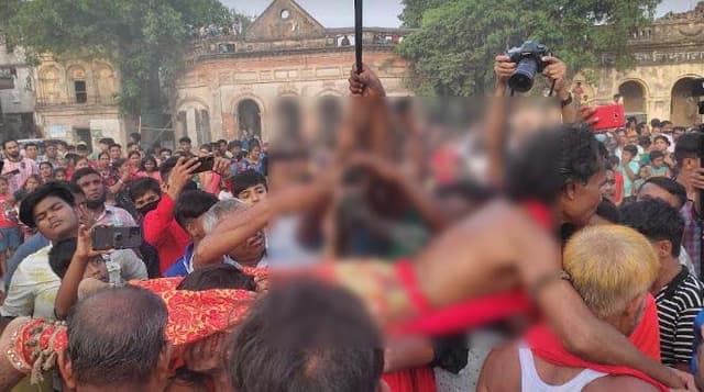 পিঠে লোহার বড়শি গেঁথে চড়ক গাছে ঝুলে নিতাইয়ের শান্তিকামনা