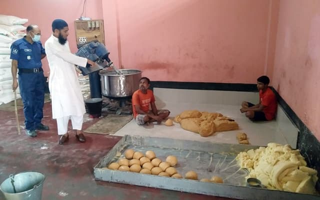 নওগাঁয় ৩ প্রতিষ্ঠানকে ৩৩ হাজার টাকা জরিমানা