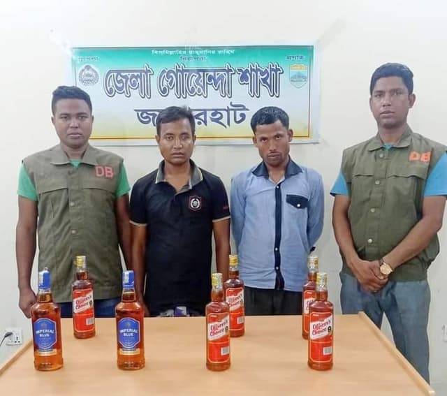 পাঁচবিবিতে বিদেশী মদসহ ২ মাদক চোরাকারবারী আটক