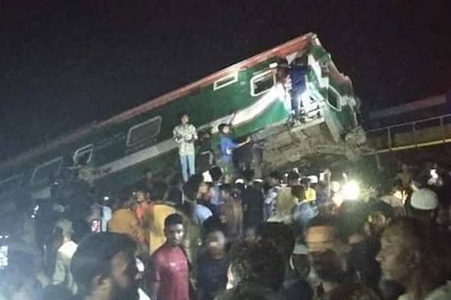 দাঁড়িয়ে থাকা ট্রেনে আরেক ট্রেনের ধাক্কা, ৭ বগি লাইনচ্যুত