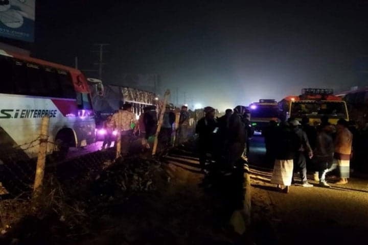 ইফতার খেয়ে ৩ শ্রমিকের মৃত্যু, মহাসড়ক অবরোধ