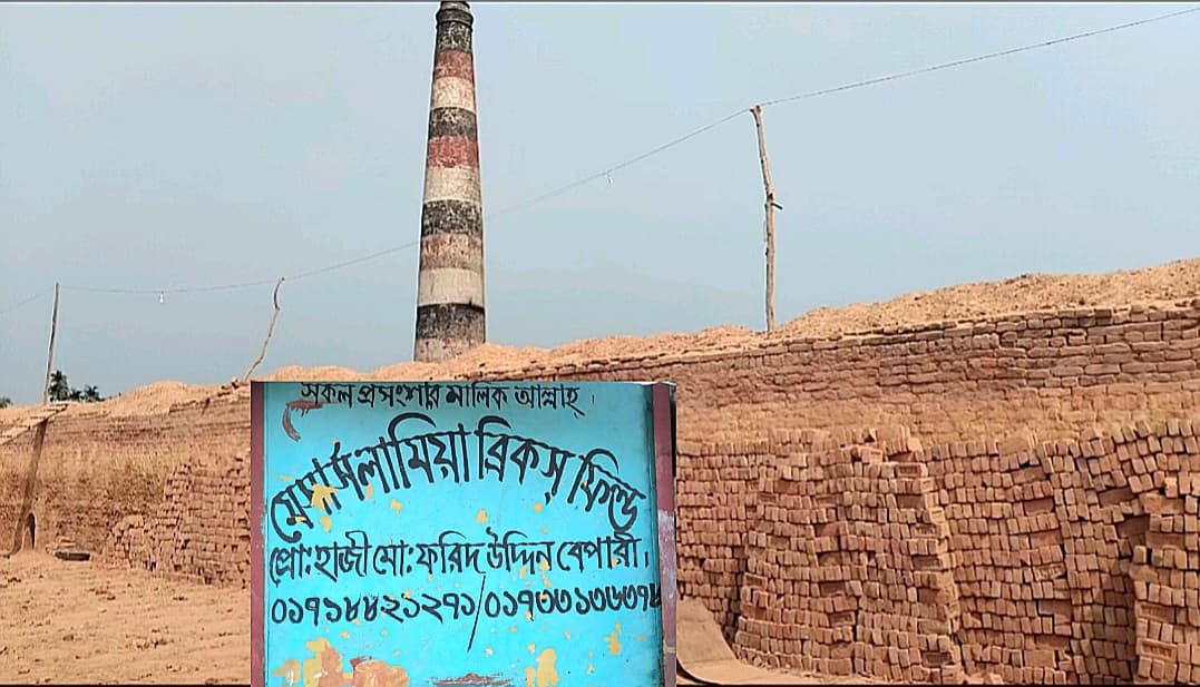 হিজলায় ইটভাটায় ইট চাপায় দুই শ্রমিক আহত