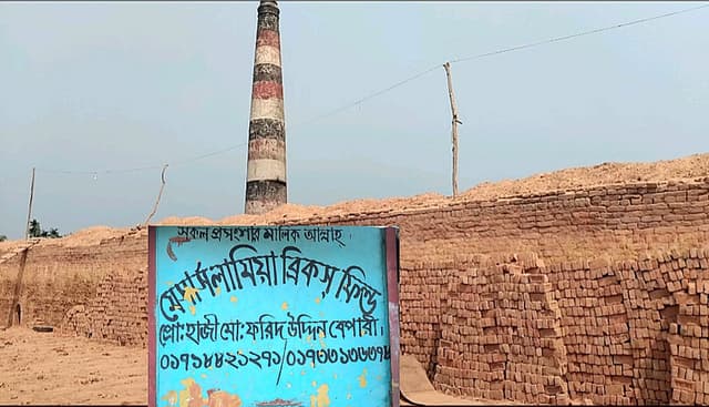 হিজলায় ইটভাটায় ইট চাপায় দুই শ্রমিক আহত