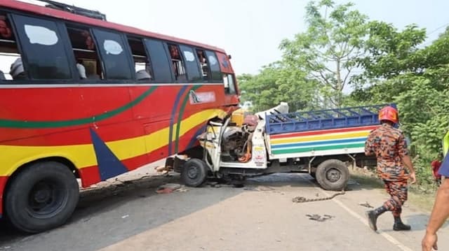 ফরিদপুরে বাস-পিকআপ সংঘর্ষ, নিহত বেড়ে ১৩