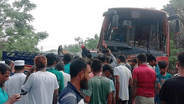ফরিদপুরে পিকআপ ভ্যান-বাস  সংঘর্ষে নিহত ১১