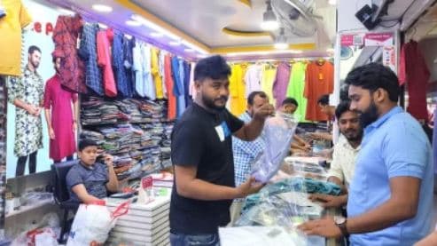 কাপড়ের দাম বেড়ে যাওয়ায় বিক্রি নিয়ে শঙ্কায় ব্যবসায়ীরা