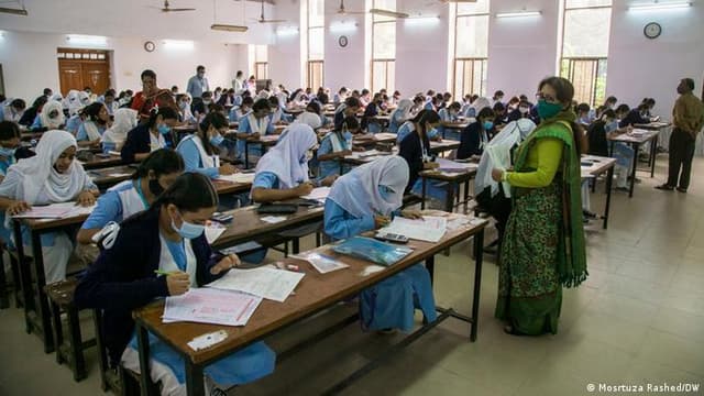 শিক্ষায় ‘উল্টোপথে’ বাংলাদেশ