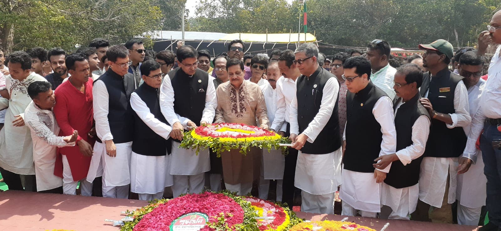 মুজিবনগর দিবসের আনুষ্ঠানিকতা শুরু; স্মৃতিসৌধে পুষ্পমাল্য অর্পণ