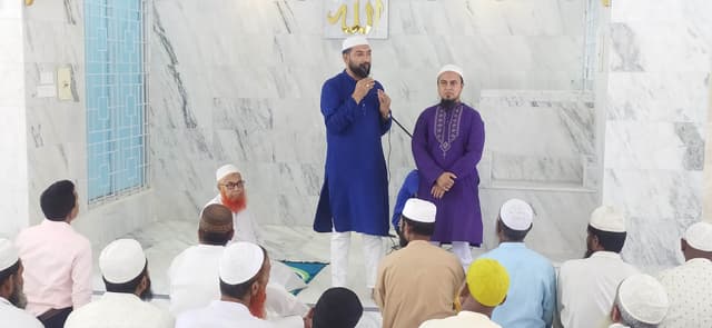 হাকিমপুরে মডেল মসজিদ শুভ উদ্বোধনের পরে প্রথম নামাজ আদায়