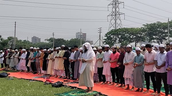 রাজধানীতে তীব্র গরমে বৃষ্টির জন্য বিশেষ নামাজ আদায়