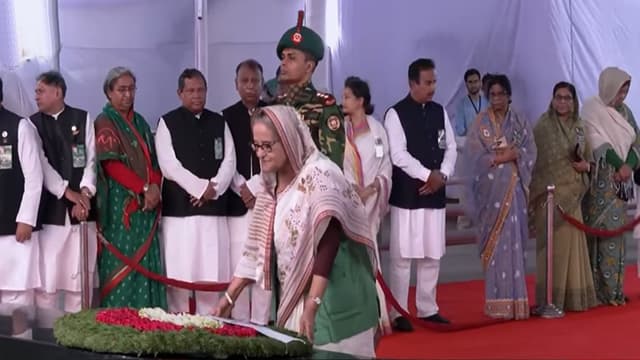 মুজিবনগর দিবসে বঙ্গবন্ধুর প্রতিকৃতিতে প্রধানমন্ত্রীর শ্রদ্ধা নিবেদন