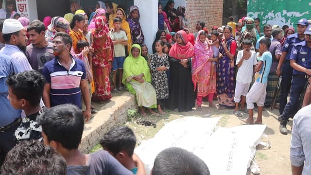 নওগাঁয় সড়কে গেল স্বামী- স্ত্রীর প্রান, বেঁচে গেল ৫বছরের সন্তান