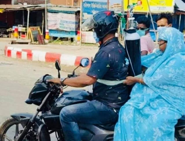 পিঠে অক্সিজেন সিলিন্ডার বেঁধে করোনাক্রান্ত মাকে নিয়ে হাসপাতালে ছেলে