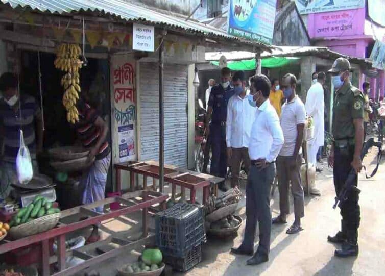 দোকান খোলা রাখায় হিলিতে জরিমানা অব্যাহত