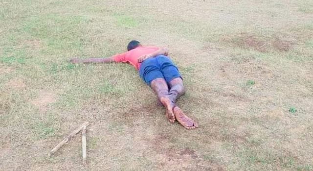 মাঠে পড়েছিল যুবকের নিথর দেহ