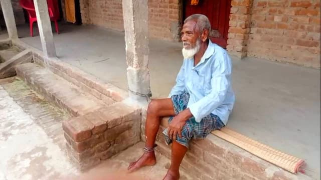 সম্পদের লোভ, শিকলবন্দি বাবা!