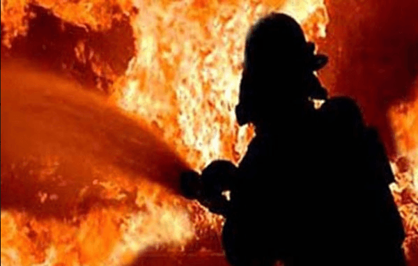 ওয়ারীতে ছয়তলা ভবেন আগুন, নিয়ন্ত্রণে ৯ ইউনিটের যোগদান