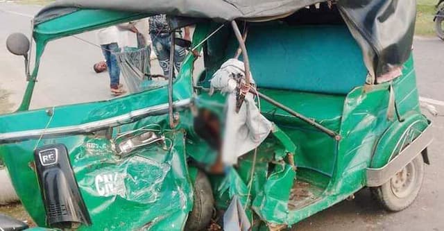 নিয়ন্ত্রণ হারিয়ে অটোরিকশায় বাসের ধাক্কা, নিহত ২