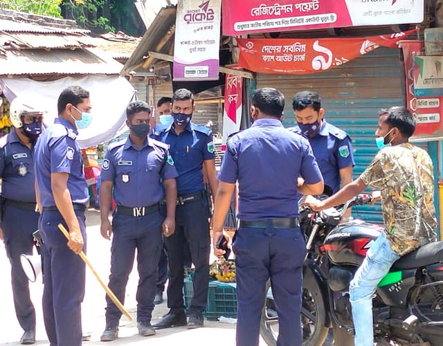 লকডাউন বাস্তবায়নে কঠোর অবস্থানে আত্রাই থানা পুলিশ