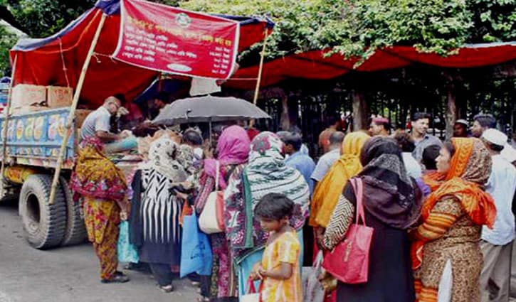 বরিশালে টিসিবি’র ডিলারদের প্যাকেজ বিড়ম্বনায় নিন্মআয়ের মানুষ